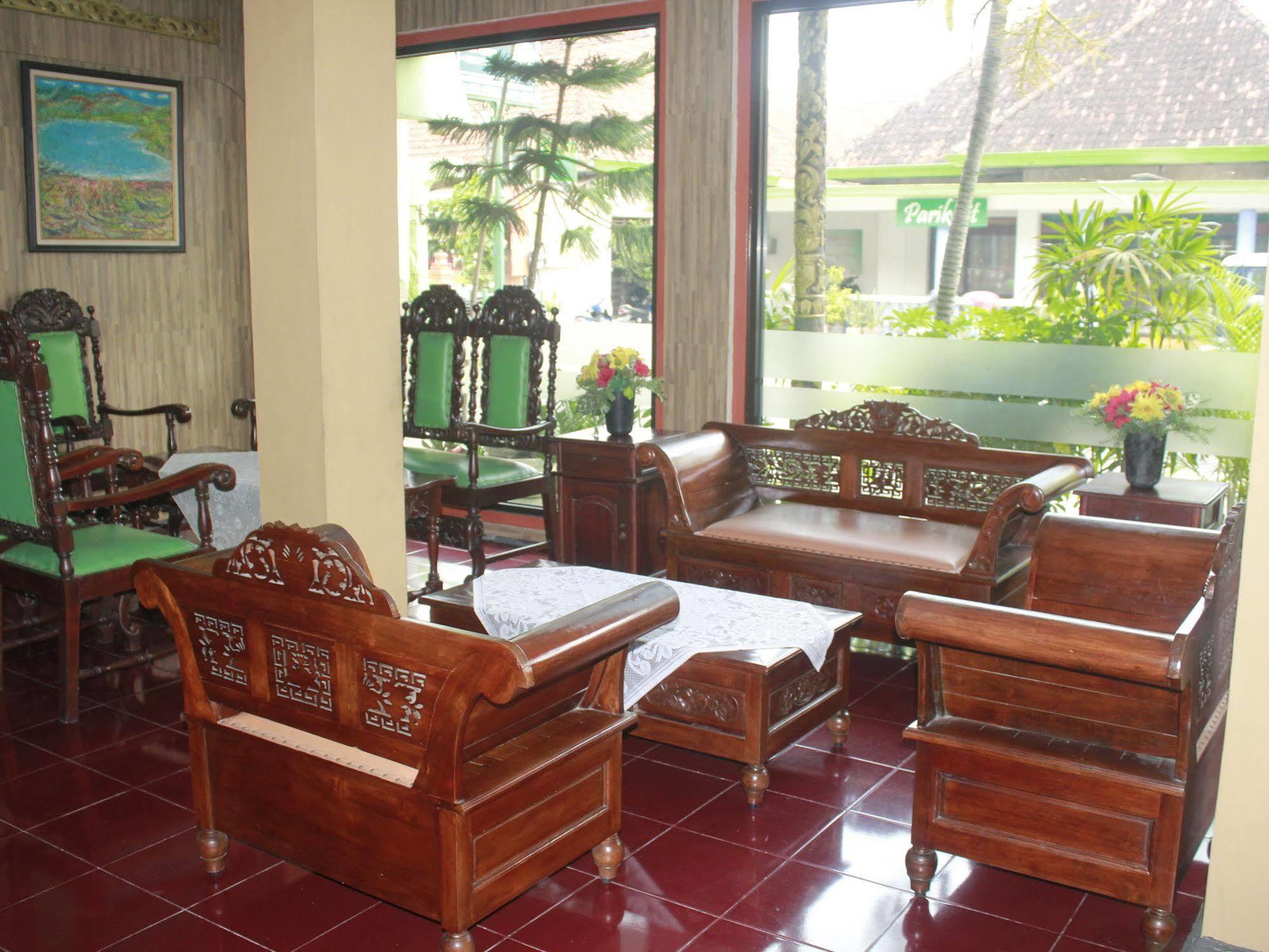 OYO 585 Hotel Perwita Sari Yogyakarta Bagian luar foto